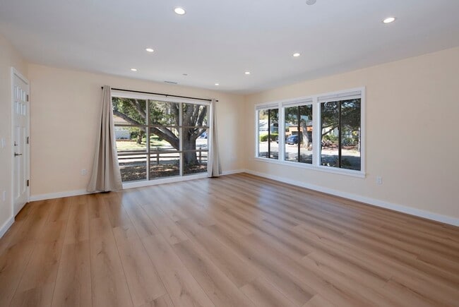Building Photo - Remodeled Mesa Home Steps From Shoreline Park!