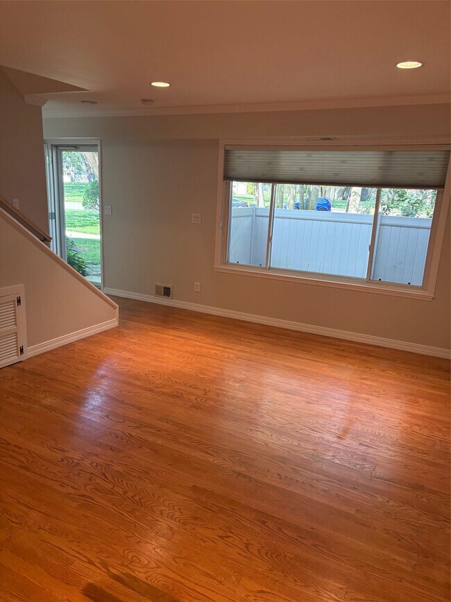 Building Photo - 221 Springmeadow Dr