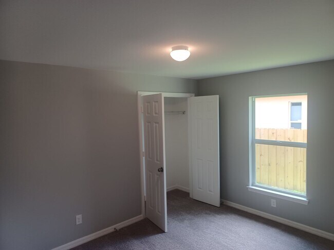 Building Photo - 417 SW 26th Ave