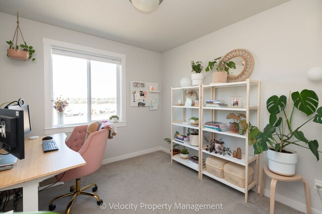 Building Photo - Light and Bright Townhome in NW Redmond!