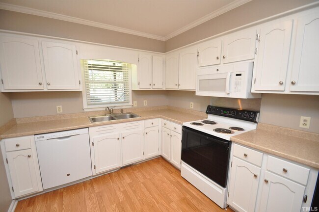 Building Photo - 9001 Crestwood Dr