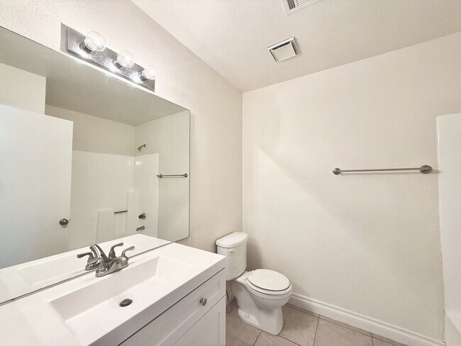 Building Photo - AVAILABLE NOW!! 3 Bedroom 2 Bathroom Upper Level Unit in Cathedral City!