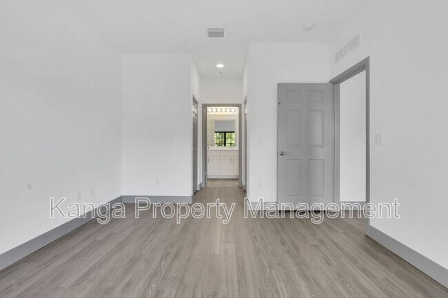 Building Photo - 630 NE 14th Ct