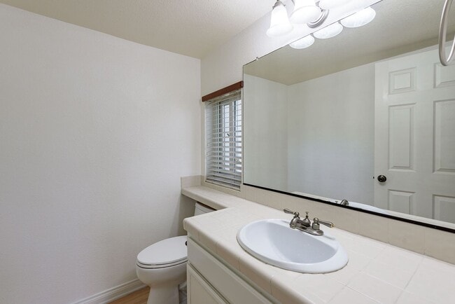 Building Photo - Convenient, Spacious Townhome for Rent in ...