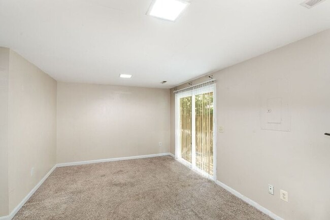 Building Photo - 10701 Houck Dr