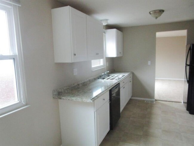 Building Photo - Spacious 3-Bedroom 1.5 bath Home with Fenc...