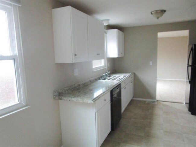 Building Photo - Spacious 3-Bedroom 1.5 bath Home with Fenced Yard & Garage – Ready for You!