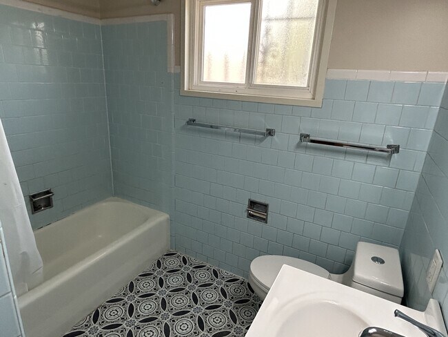 Building Photo - 2712 Palomas Dr NE