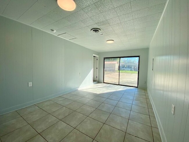 Building Photo - Newly Renovated 3 Bedroom 1.5 Bath Home in...