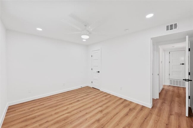 Building Photo - 6807 Woodhue Dr