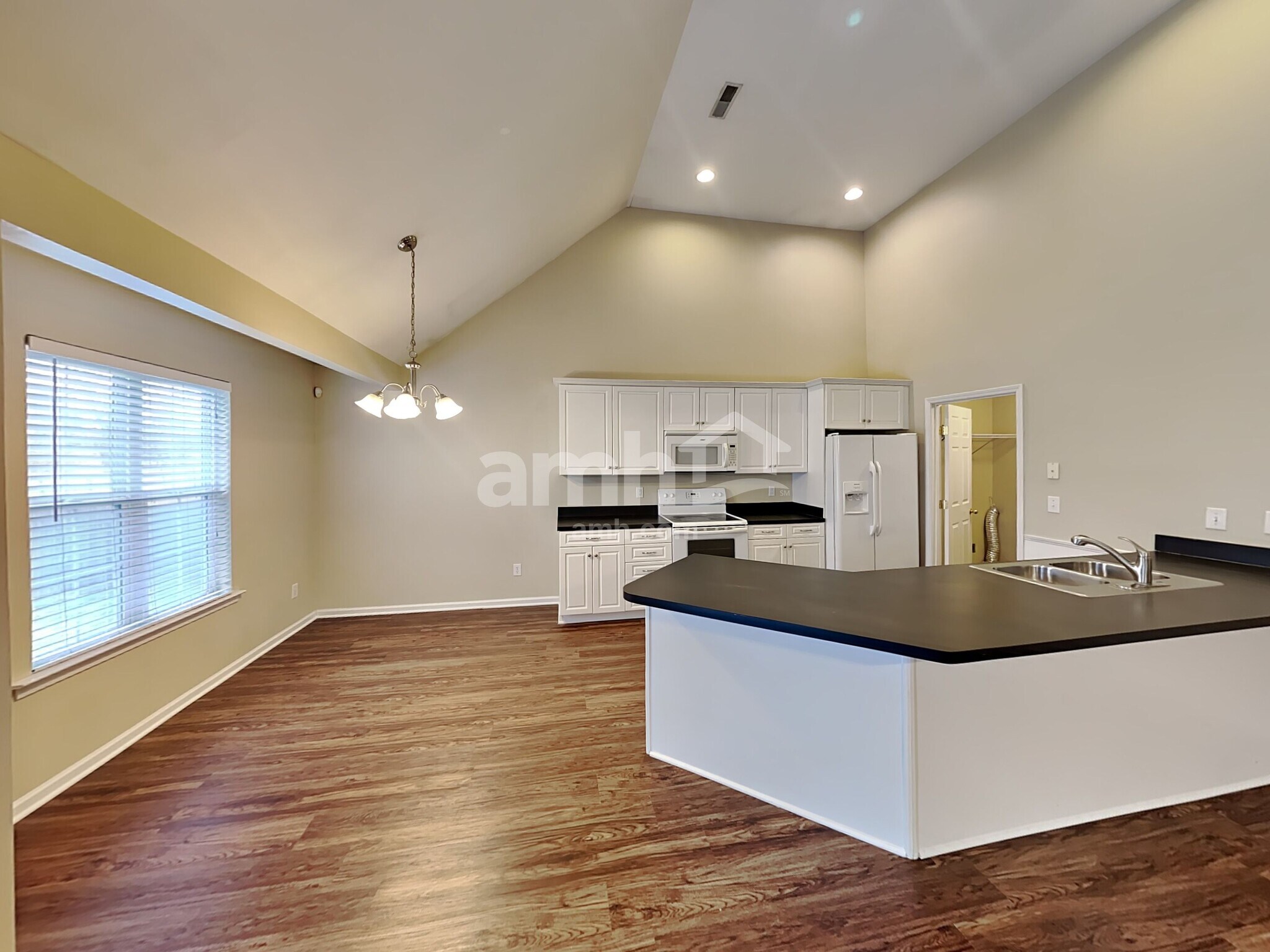 Building Photo - 1005 Matheus Dr