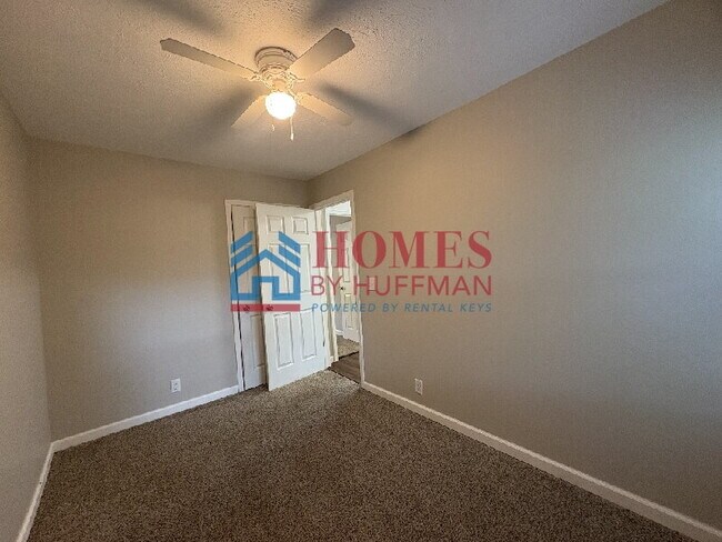 Building Photo - Two Bedroom Duplex | North Side Location