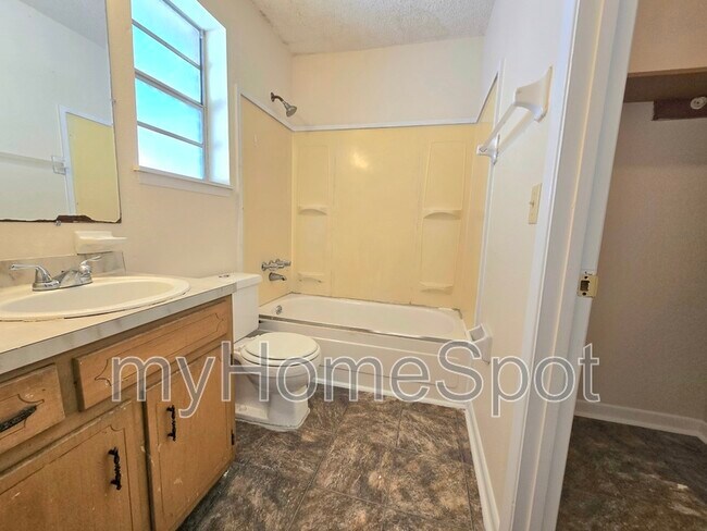 Building Photo - 3230 Palmdale Ave