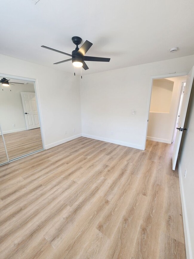 Building Photo - 3 bedroom 2 bathroom close to shops and public transportation