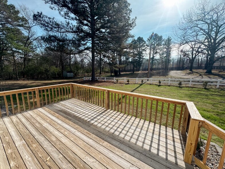 Building Photo - 512 Rock Creek Rd