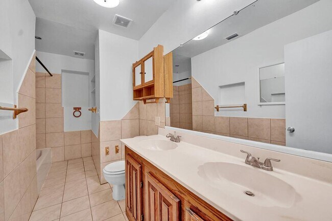 Building Photo - 3 BR / 3 BA + Patio + Parking AVAIL 8/1