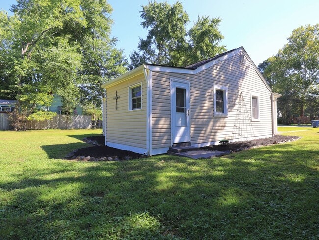 Building Photo - Cozy 2-Bedroom Home on Half an Acre in Nor...