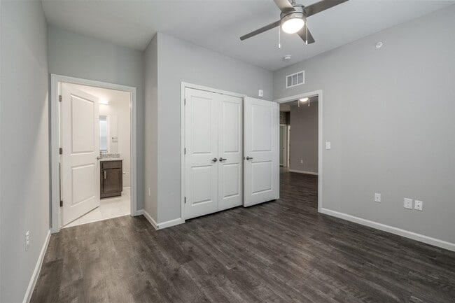 Building Photo - 823 N Ardenwood Dr