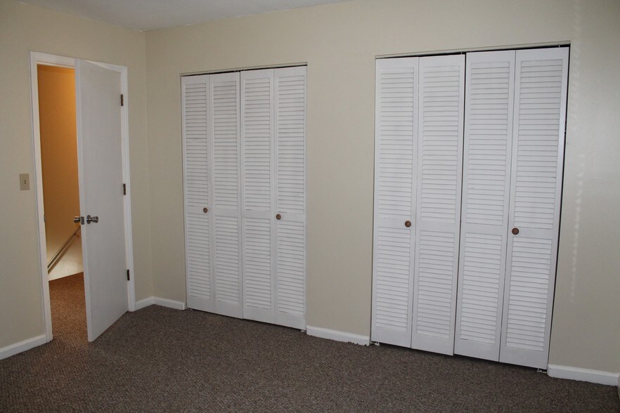 BR closets - 743 Ridgeview Dr