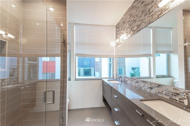 Building Photo - 3Bd/2.5Ba Seattle Townhome