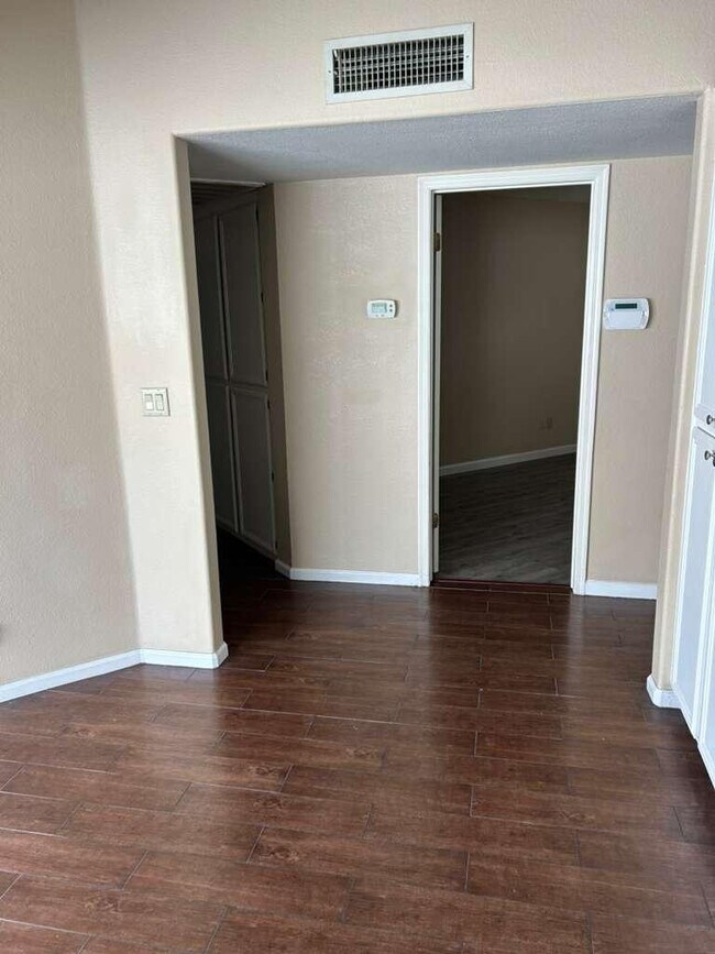 Building Photo - 15822 N 5th Ave