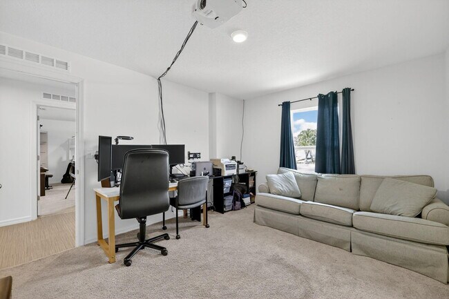 Building Photo - 644 SW Hoffenberg Ave