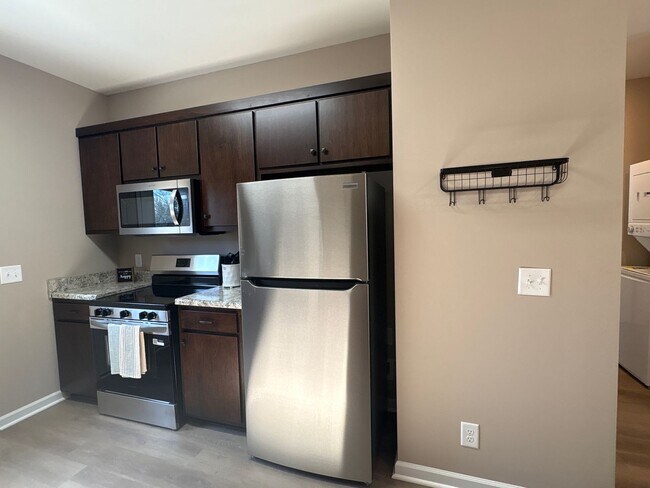 Building Photo - 404 Cedar Ln