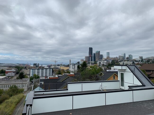 Building Photo - 1631 S King St