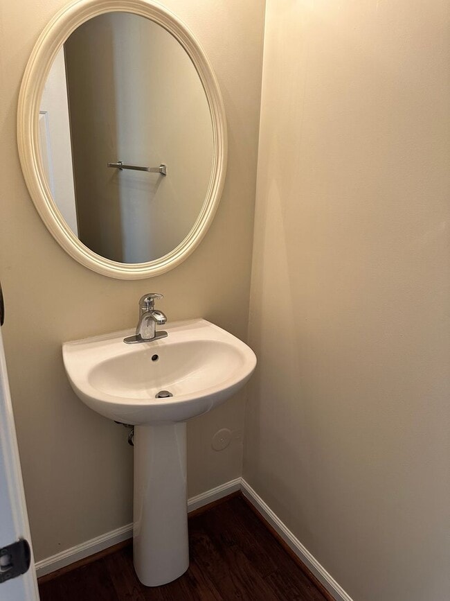Building Photo - Single family home in Springhill! Availabl...