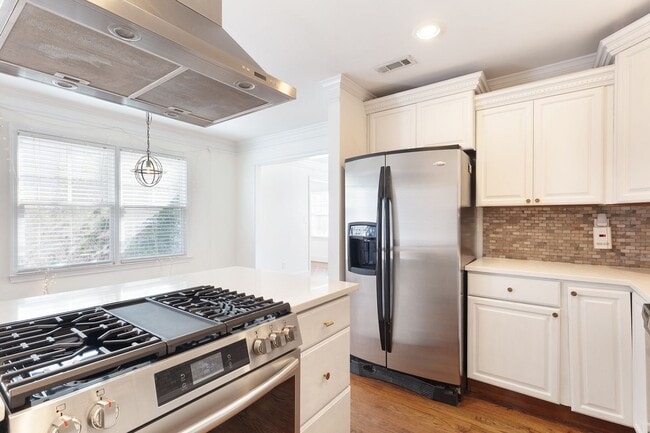 Building Photo - Updated 3/2 Bungalow w/ Large Backyard & M...