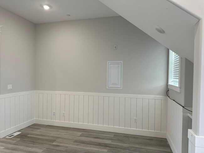 Building Photo - Gorgeous updated 2 bedroom available now!