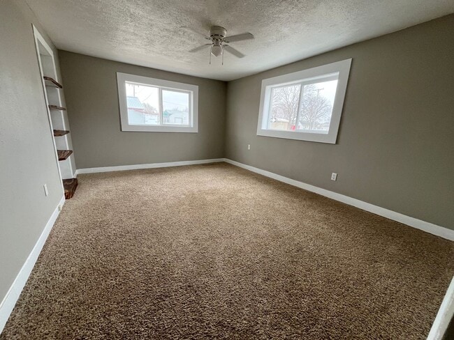 Building Photo - 2 Bed/1 Bath Ranch Home For Rent in Harrisburg, SD!