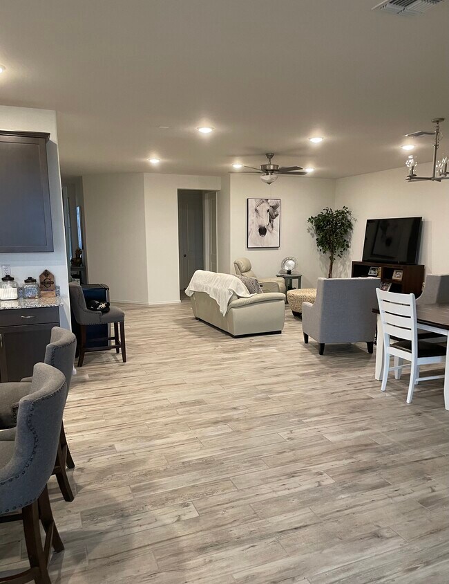Building Photo - 10713 W Appaloosa TR