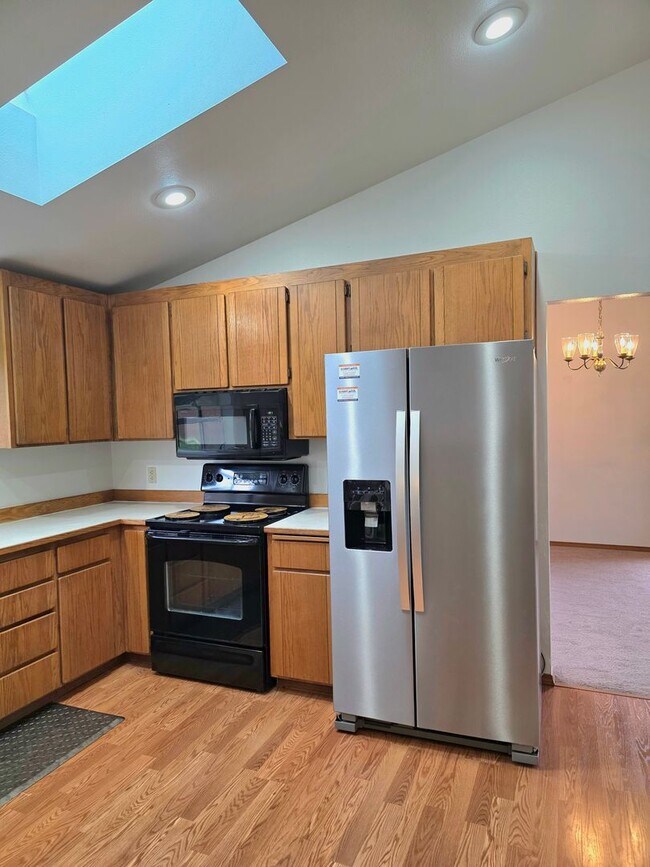 Building Photo - Federal Way tri-level rental home - 3 bedroom plus den, 3 bathrooms, 2 car garage, Available NOW!