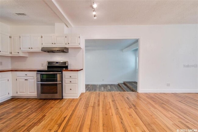 Building Photo - 1028 NE 7th Ave