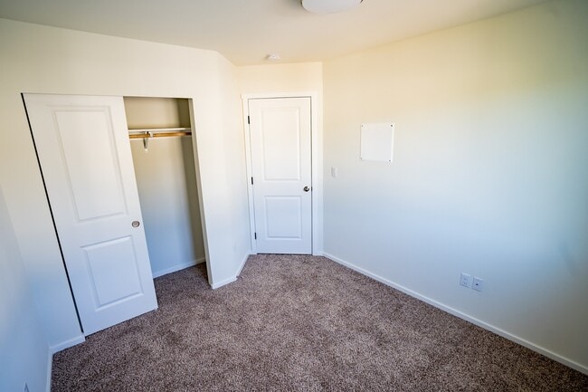 Building Photo - Large Duplex in a Quiet Location!