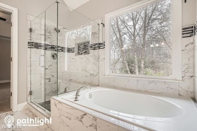 Building Photo - 4 br, 2.5 bath House - 1045 Mayfield Manor...
