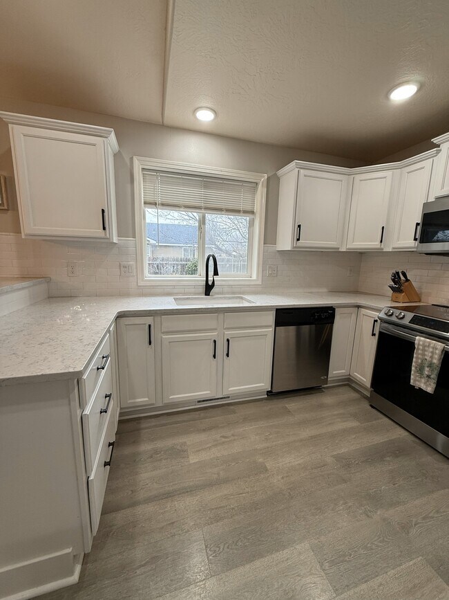 Building Photo - 443 NW Sandpiper Ave