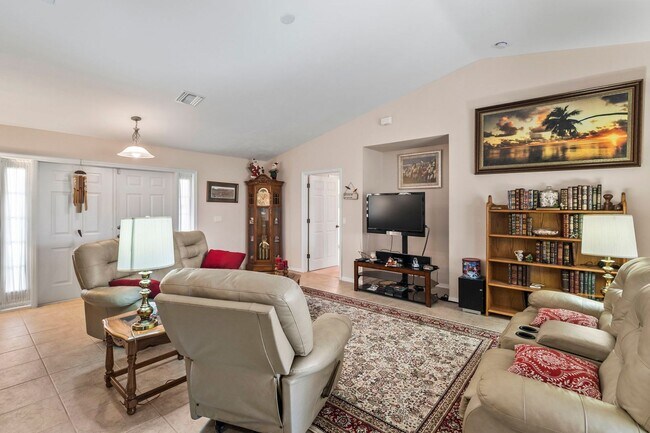 Building Photo - $1,895/month ** Furnished * Annual / Short Term * 3 bed / 2 Bath * Single Family * North Port