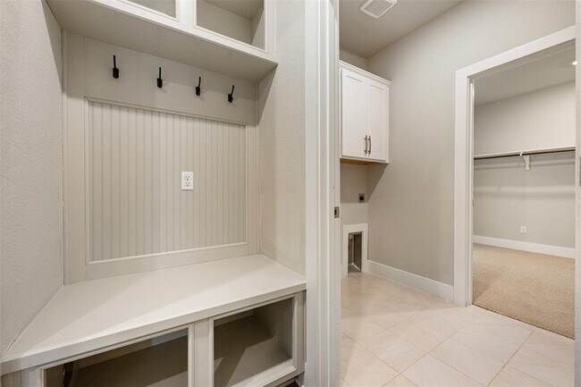 Building Photo - 2104 Prairie Oaks Dr