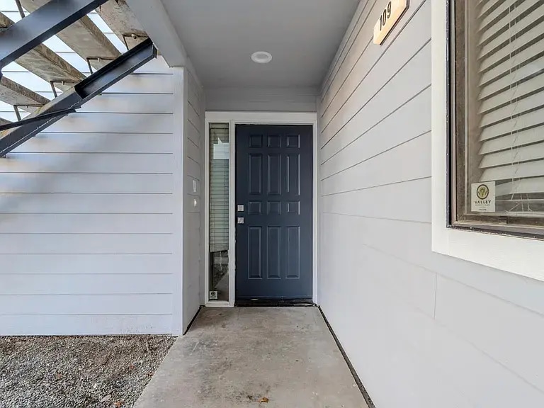 Primary Photo - 7675 N 1st St