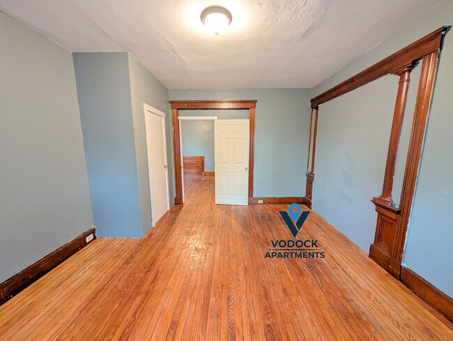 Building Photo - 582 Ferry St