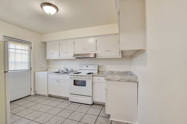 Building Photo - 936-938 Schumann Dr