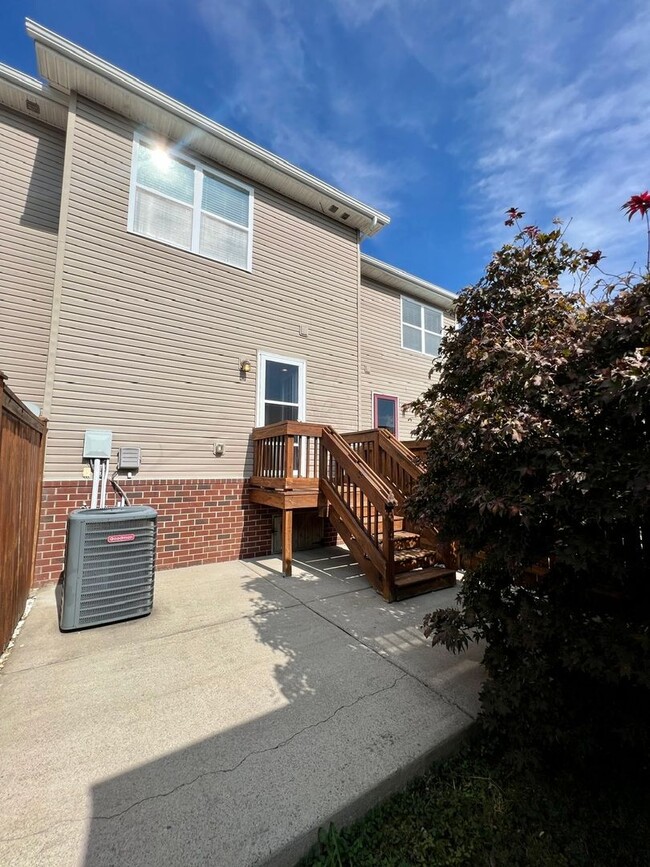 Building Photo - Charming 2BR/2.5BA Townhome in Villages of...