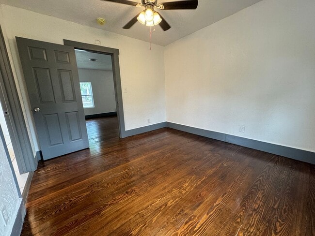 Building Photo - Cute 2 bedroom 2 bathroom home!