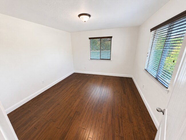 Building Photo - 3682 Bay Ave