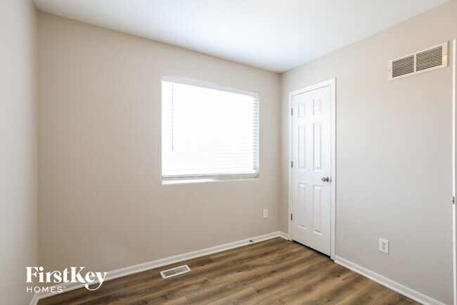 Building Photo - 11427 N Farley Ave