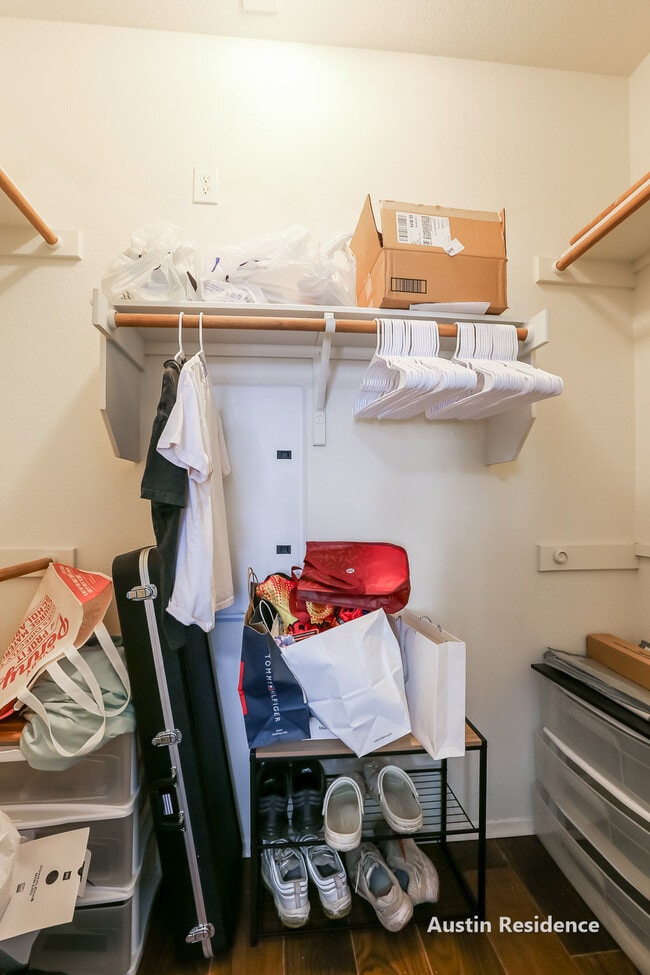 Building Photo - 910 W 25th St