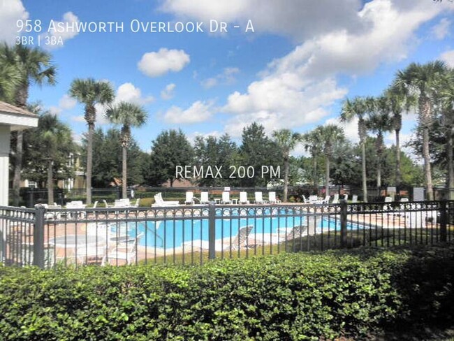 Building Photo - Conveniently Located Three Bedroom Townhou...