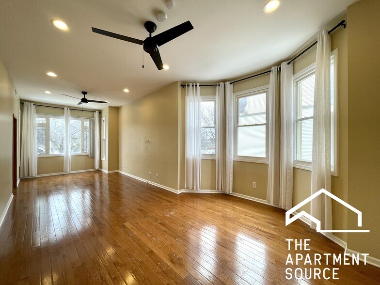 Building Photo - 2028 N Hamlin Ave